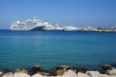Rodos şehri, Rodos adası, Yunanistan - 30 Ağustos 2022: Rodos kıyısı açıklarında gemiler ve botlar bulunmaktadır. Rodos, Dodecanese 'de yer alan bir şehirdir.. 