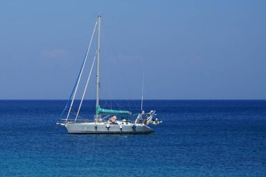 Bir yelkenli, Rodos kıyısı yakınlarındaki Akdeniz 'de yelken açar. Yelkenli gemi, yelkenleri direğe monte ederek rüzgarın gücünü kullanan ve gemiyi iten bir gemidir. Rodos Adası, Yunanistan                                