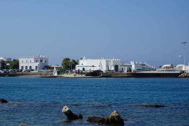 Rodos şehrindeki Akdeniz sahili manzarası. Rodos, Yunanistan 'ın Dodecanese kentinde yer alan bir şehirdir. 