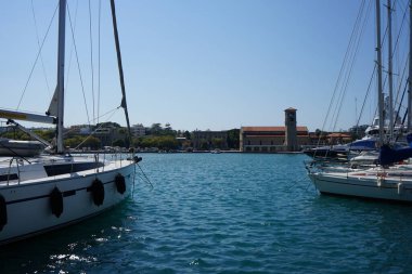 Akdeniz 'den Rodos şehrindeki Kutsal Bakire Meryem Anonsu Kilisesi' nin manzarası. Rodos, Yunanistan 'ın başkenti Rodos' un Dodecanese adasında yer alan bir belediyedir.