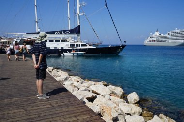Rodos şehri, Rodos adası, Yunanistan - 30 Ağustos 2022: Rodos kıyısı açıklarında gemiler ve botlar bulunmaktadır. Rodos, Dodecanese 'de yer alan bir şehirdir.. 