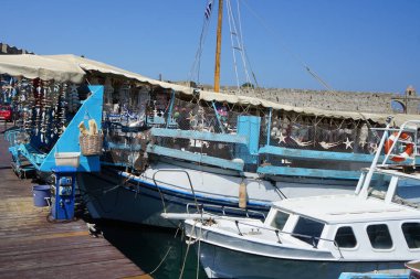 Rodos şehri, Rodos Adası, Yunanistan - 30 Ağustos 2022: Rodos limanındaki bir gemiden hatıra eşyaları satıldı. Rodos, Dodecanese 'de yer alan bir şehirdir..