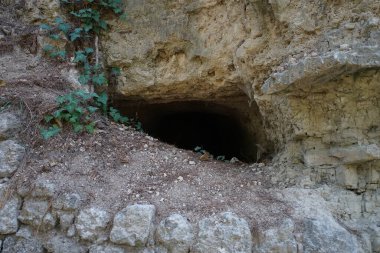 Rodini Parkı 'ndaki mağarada. M.Ö. 411 'de Rodini Parkı' ndan bahsedilir ve dünyanın en eski parkı olarak kabul edilir. Rodos Şehri, Rodos Adası, Yunanistan 
