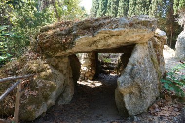 Rodini Parkı 'ndaki mağarada. M.Ö. 411 'de Rodini Parkı' ndan bahsedilir ve dünyanın en eski parkı olarak kabul edilir. Rodos Şehri, Rodos Adası, Yunanistan 