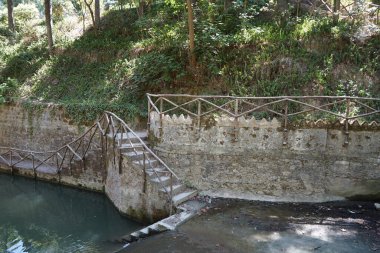 Resimli Rodini Parkı 'ndaki merdiven. M.Ö. 411 'de Rodini Parkı' ndan bahsedilir ve dünyanın en eski parkı olarak kabul edilir. Rodos Şehri, Rodos Adası, Yunanistan