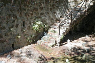 Resimli Rodini Parkı 'ndaki merdiven. M.Ö. 411 'de Rodini Parkı' ndan bahsedilir ve dünyanın en eski parkı olarak kabul edilir. Rodos Şehri, Rodos Adası, Yunanistan 