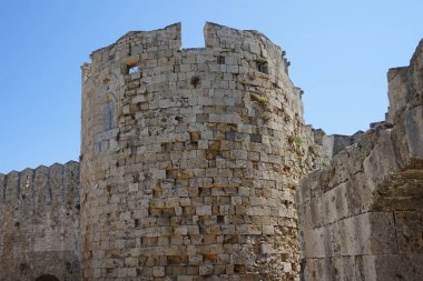 Rodos Kalesi 'ndeki Aziz Paul Kapısı yakınlarındaki tahkimatlar. Geçit 15. yüzyılın ikinci yarısında güçlendirilmiş şehre ve Kolona limanına erişime olanak sağlamak için inşa edildi. Rodos Adası, Yunanistan 