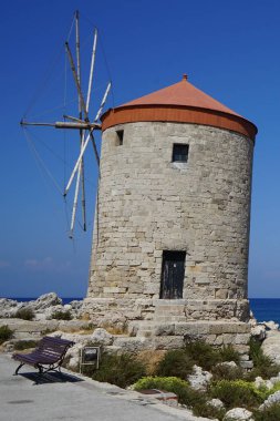 Rhodes 'taki Mandraki limanında yel değirmeni iskelesi. Rodos, Yunanistan 'ın Dodecanese eyaletinde yer alan Rodos adasının önemli bir şehridir. Rodos Adası, Yunanistan
