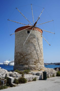 Rhodes 'taki Mandraki limanında yel değirmeni iskelesi. Rodos, Yunanistan 'ın Dodecanese eyaletinde yer alan Rodos adasının önemli bir şehridir. Rodos Adası, Yunanistan