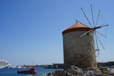 Rhodes 'taki Mandraki limanında yel değirmeni iskelesi. Rodos, Yunanistan 'ın Dodecanese eyaletinde yer alan Rodos adasının önemli bir şehridir. Rodos Adası, Yunanistan