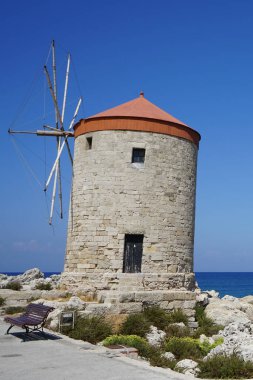 Rhodes 'taki Mandraki limanında yel değirmeni iskelesi. Rodos, Yunanistan 'ın Dodecanese eyaletinde yer alan Rodos adasının önemli bir şehridir. Rodos Adası, Yunanistan