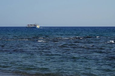 Lardos, Rhodes Adası, Yunanistan - 2 Eylül 2022: Lindos By Boat eğlence gemisi turistleri Akdeniz 'de tekne gezisine çıkardı.                                