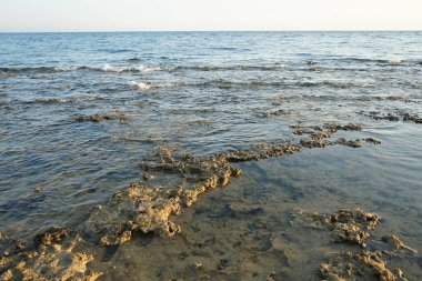 Ağustosta Pefki 'de deniz yükselince Akdeniz kıyılarının manzarası. Pefkos ya da Pefki, Yunanistan 'ın Rodos Adası' nda bulunan ünlü bir sahil beldesidir. 