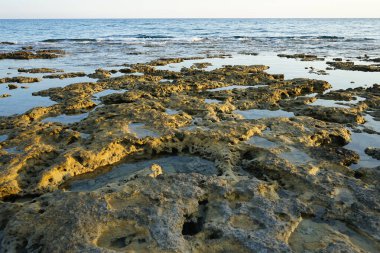 Ağustosta Pefki 'de deniz yükselince Akdeniz kıyılarının manzarası. Pefkos ya da Pefki, Yunanistan 'ın Rodos Adası' nda bulunan ünlü bir sahil beldesidir. 