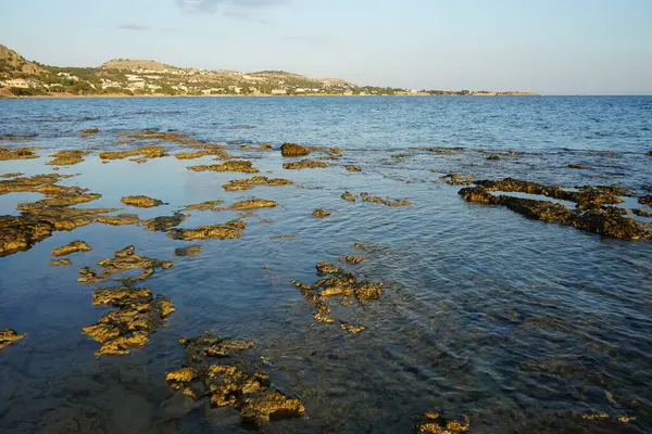 Bir Ağustos akşamı Pefki 'de Akdeniz manzarası. Pefkos ya da Pefki, Yunanistan 'ın Rodos Adası' nda bulunan ünlü bir sahil beldesidir. 