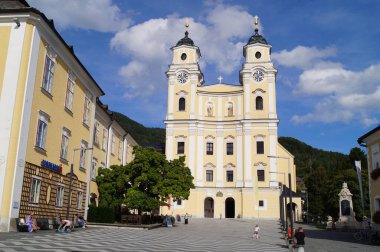 Mondsee Katolik Bazilikası, Avusturya 'nın kuzeyindeki Yukarı Avusturya' nın Mondsee kasabasında yer alan eski Mondsee Manastırı ile yapısal olarak bağlantılıdır.