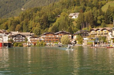 Eylül 'de St. Wolfgang' daki Wolfgang Gölü 'nün suyuna deniz uçağı düştü. Deniz uçağı, havalanan ve suya inebilen güçlü bir sabit kanatlı uçaktır. St. Wolfgang im Salzkammergut, Avusturya 
