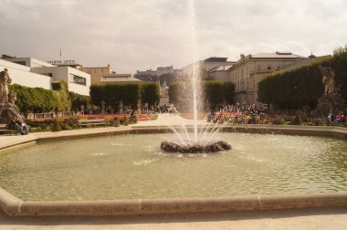 Salzburg, Avusturya - 16 Eylül 2022: Mirabell Gardens Fountain, Salzburg 'da yer almaktadır. Mirabellgarten 1687 'de Prens-Başpiskopos Johann Ernst von Thun tarafından tasarlandı.. 