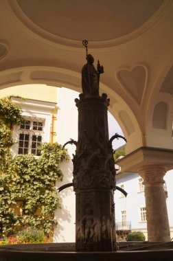 Pilgrim Çeşmesi Başrahip Wolfgang Haberl tarafından adaşı St. Wolfgang onuruna inşa edildi. İlk olarak çok sayıda hacıyı tazelemek için kullanıldı, ama aynı zamanda komşu evler için de bir çeşme olarak kullanıldı. Salzkammergut, Avusturya 'daki St. Wolfgang 