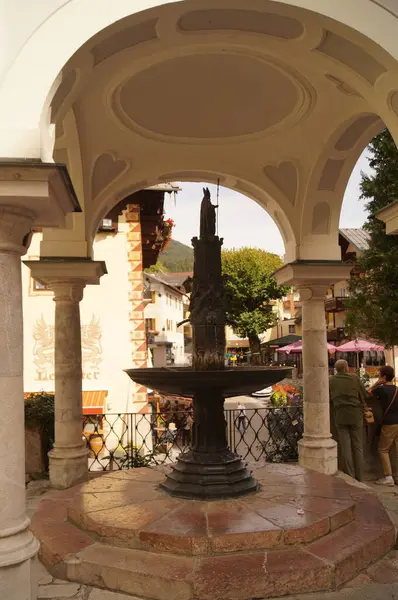 stock image The Pilgrim's Fountain was built by Abbot Wolfgang Haberl in honor of his namesake, St. Wolfgang. It was primarily used to refresh the numerous pilgrims, but also as a house fountain for the neighboring houses. St. Wolfgang in Salzkammergut, Austria 