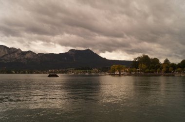 Mondsee 'den bulutlu bir eylül akşamında Mondsee' ye yelkenli tekneleri ve Alpler dağlarıyla manzaralı bir göl manzarası. Mondsee, Salzkammergut 'un Yukarı Avusturya bölgesinde bulunan bir göldür. Avusturya 