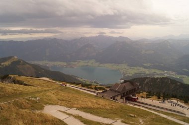 Schafbergbahn dağ istasyonu. 1893 yılında açılan Schafbergbahn, Wolfgang im Salzkammergut adlı küçük bir kasabadan zirveye kadar uzanır. Avusturya