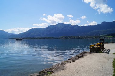 Mondsee Gölü manzarası, Eylül ayında Mondsee 'den Alp Dağları ile çevrili. Mondsee, Salzkammergut 'un Yukarı Avusturya bölgesinde bulunan bir göldür. Avusturya