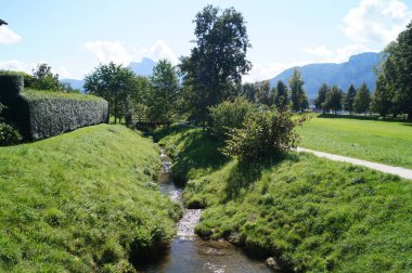Nehir Mondsee kasabası civarında akar. Mondsee Avusturya 'nın Yukarı Avusturya eyaletinin Voecklabruck ilçesine bağlı bir kasabadır.. 