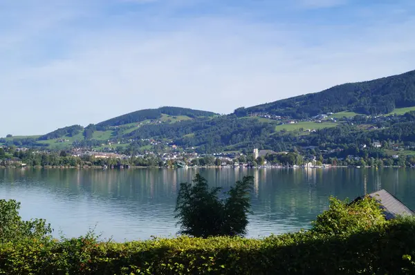 Mondsee Gölü 'nün Alplerle çevrili olduğu güzel bir eylül manzarası. Mondsee, Salzkammergut 'un Yukarı Avusturya bölgesinde bulunan bir göldür. Avusturya 