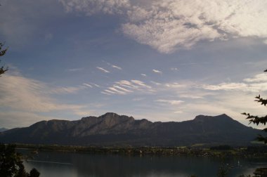 Mondsee Gölü 'nün Alplerle çevrili olduğu güzel bir eylül manzarası. Mondsee, Salzkammergut 'un Yukarı Avusturya bölgesinde bulunan bir göldür. Avusturya
