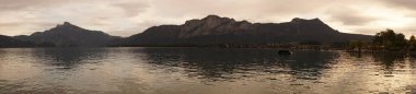 Fotoğraf panoraması. Mondsee Gölü 'nün Alplerle çevrili olduğu güzel bir eylül manzarası. Mondsee, Salzkammergut 'un Yukarı Avusturya bölgesinde bulunan bir göldür. Avusturya 
