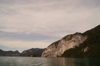 Eylül ayında Alplerdeki Wolfgangsee dağ gölü manzarası. Wolfgang Gölü (Almanca: Wolfgangsee), Avusturya 'nın Salzkammergut bölgesinde yer alan bir göldür.  