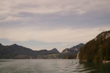 Eylül ayında Alplerdeki Wolfgangsee dağ gölü manzarası. Wolfgang Gölü (Almanca: Wolfgangsee), Avusturya 'nın Salzkammergut bölgesinde yer alan bir göldür.  