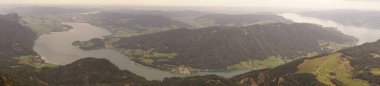 Fotoğraf panoraması. Eylül ayında Schafberg dağından Alp Dağları 'nın dağ ve göllerinin manzarası. Schafberg 1,783 metre Avusturya 'nın Salzburg eyaletinde bir dağdır. Salzkammergut, Avusturya 
