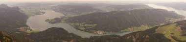 Fotoğraf panoraması. Eylül ayında Schafberg dağından Alp Dağları 'nın dağ ve göllerinin manzarası. Schafberg 1,783 metre Avusturya 'nın Salzburg eyaletinde bir dağdır. Salzkammergut, Avusturya 