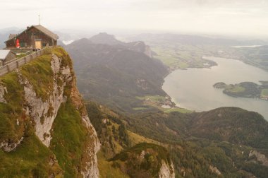 Schafbergspitze 'deki varış noktası Himmelspforte Schafberg sığınağı. Schafberg 1,783 metre Avusturya 'nın Salzburg eyaletinde bir dağdır. Salzkammergut, Avusturya 