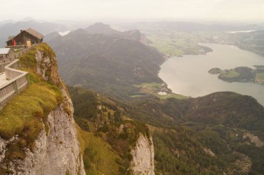 Schafbergspitze 'deki varış noktası Himmelspforte Schafberg sığınağı. Schafberg 1,783 metre Avusturya 'nın Salzburg eyaletinde bir dağdır. Salzkammergut, Avusturya 
