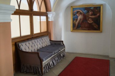 Mondsee, Avusturya - 12 Eylül 2022: Hristiyan motifleriyle resim yapmak Salzkammergut 'taki Mondsee Şatosu, Mondsee Manastırı veya Benedictine Manastırı' nın içini dekore etmektedir.. 