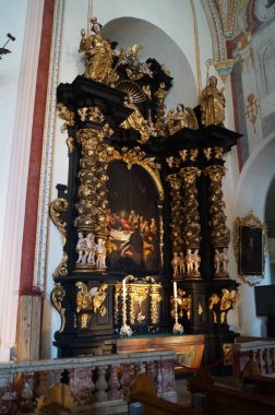 Mondsee, Salzkammergut, Avusturya - 12 Eylül 2022: Mondsee Roma Katolik Bazilikasının iç dekorasyonu. Mondsee Katolik Bazilikası eski bir St. Michael Koleji kilisesidir ve Mondsee Manastırı ile bağlantılıdır..