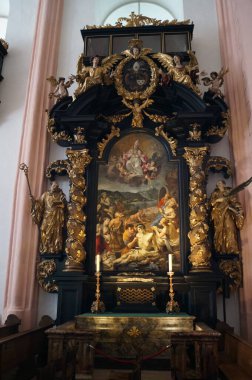 Mondsee, Salzkammergut, Avusturya - 12 Eylül 2022: Mondsee Roma Katolik Bazilikasının iç dekorasyonu. Mondsee Katolik Bazilikası eski bir St. Michael Koleji kilisesidir ve Mondsee Manastırı ile bağlantılıdır..