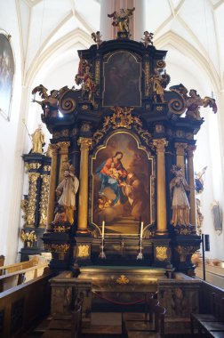 Mondsee, Salzkammergut, Avusturya - 12 Eylül 2022: Mondsee Roma Katolik Bazilikasının iç dekorasyonu. Mondsee Katolik Bazilikası eski bir St. Michael Koleji kilisesidir ve Mondsee Manastırı ile bağlantılıdır..
