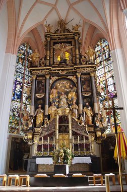 Mondsee, Salzkammergut, Avusturya - 12 Eylül 2022: Mondsee Roma Katolik Bazilikasının iç dekorasyonu. Mondsee Katolik Bazilikası eski bir St. Michael Koleji kilisesidir ve Mondsee Manastırı ile bağlantılıdır..
