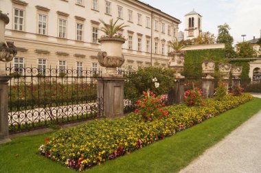 Eylül 'de çiçek tarhlı Mirabell Gardens manzarası. Mirabell Bahçeleri, Avusturya 'nın Salzburg kentindeki Mirabell Sarayı' nın bahçesidir.. 