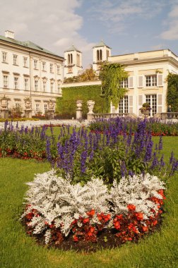 Eylül 'de çiçek tarhlı Mirabell Gardens manzarası. Mirabell Bahçeleri, Avusturya 'nın Salzburg kentindeki Mirabell Sarayı' nın bahçesidir.. 