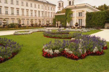 Eylül 'de çiçek tarhlı Mirabell Gardens manzarası. Mirabell Bahçeleri, Avusturya 'nın Salzburg kentindeki Mirabell Sarayı' nın bahçesidir.. 