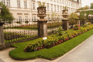 Eylül 'de çiçek tarhlı Mirabell Gardens manzarası. Mirabell Bahçeleri, Avusturya 'nın Salzburg kentindeki Mirabell Sarayı' nın bahçesidir.. 
