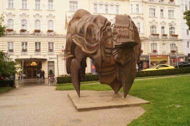 Salzburg, Avusturya - 16 Eylül 2022: Caldera, Salzburg 'da bulunan bir bronz heykel. Sanat eseri İngiliz görsel sanatçı Tony Cragg tarafından Salzburg 2008 sanat projesi kapsamında yaratıldı..