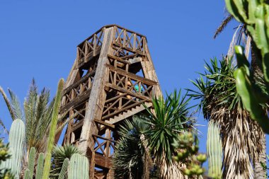 Kasım ayında Fuerteventura Oasis Vahşi Yaşam Parkı 'ndaki inanılmaz yırtıcı kuşların ücretsiz uçuşları için gözlem kulesinin görüntüsü. La Lajita, Las Palmas, İspanya.