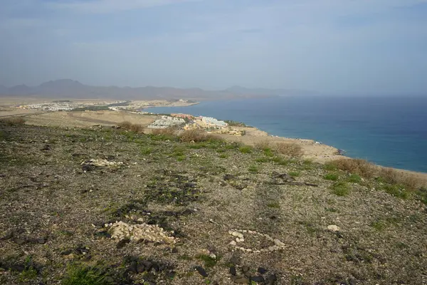 Ekim ayında Costa Calma, Fuerteventura, Las Palmas, İspanya 'da sonbahar bitki örtüsüyle Atlantik kıyısı manzarası.