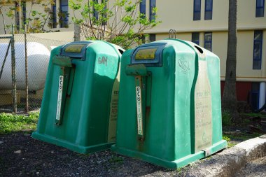 Costa Calma, Fuerteventura, İspanya - 21 Ekim 2022: Eski cam ve çöp konteynerleri.